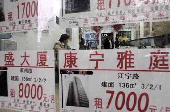 Giá cho thuê nhà niêm yết bên ngoài một văn phòng nhà đất ở Thượng Hải hôm 10/12/2009 - Ảnh: Bloomberg.