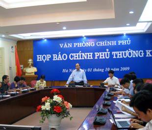 Bộ trưởng - Chủ nhiệm Nguyễn Xuân Phúc chủ trì buổi họp báo - Ảnh: T.Nguyên.