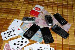 Hành vi đánh bạc trái phép bằng một trong các hình thức xóc đĩa, tá lả, tổ tôm, tú lơ khơ... mà được, thua bằng hiện vật, tiền sẽ phải chịu mức phạt từ 1- 2 triệu đồng. 