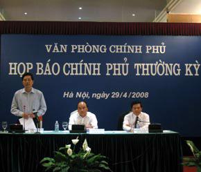 Bộ trưởng Trần Văn Tuấn (phải) tại cuộc họp báo của Chính phủ chiều 29/4.