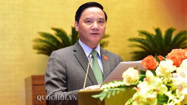 Chủ nhiệm Uỷ ban Pháp luật Nguyễn Khắc Định trình bày báo cáo thẩm tra dự án luật.