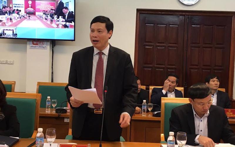 Chủ tịch UBND tỉnh Quảng Ninh Nguyễn Đức Long báo cáo đoàn giám sát việc thực hiện chính sách, pháp luật về an toàn thực phẩm.