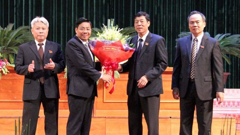 Lãnh đạo Tỉnh Bắc Giang chúc mừng ông Dương Văn Thái (thứ hai từ trái sang) được bầu làm Chủ tịch UBND tỉnh.