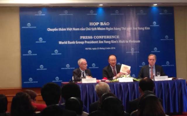 Chủ tịch WB Jim Yong Kim (giữa) chủ trì buổi họp báo.