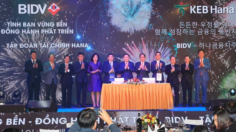 Đại gia ngân hàng đến từ Hàn Quốc KEB Hana Bank, lần đầu tiên hoàn tất thương vụ đầu tư chiến lược để sở hữu 15% cổ phần của BIDV với thời gian nắm giữ ít nhất 5 năm.