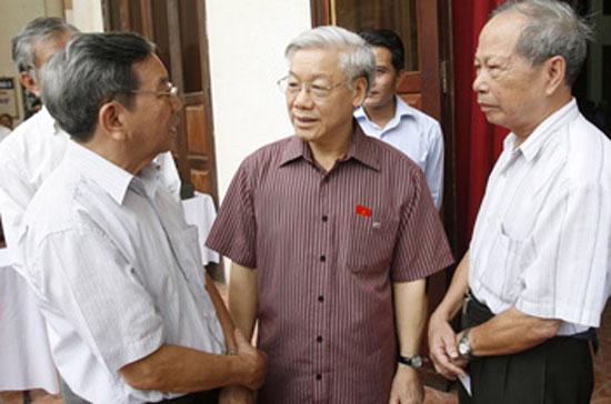 Chủ tịch Quốc hội Nguyễn Phú Trọng (Người đứng giữa) tiếp xúc cử tri quận Ba Đình và Cầu Giấy, Hà Nội - Ảnh: TTXVN