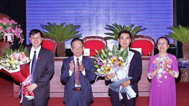 Tân Chủ tịch UBND tỉnh Sơn La Hoàng Quốc Khánh (thứ 2 từ phải sang).