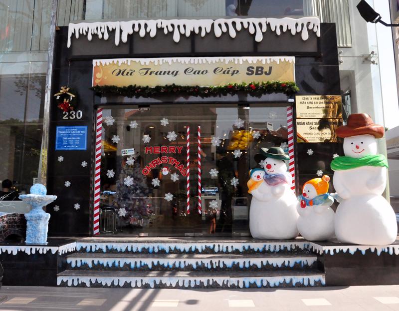 Trang trí đón Giáng sinh tại một cửa hàng nữ trang của Sacombank-SBJ.