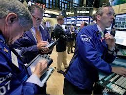 Nhà&nbsp;đầu tư&nbsp;đồng thời&nbsp;đang rút tiền khỏi chứng khoán Nhật, Anh và nhiều nước châu&nbsp;Âu khác -&nbsp;Ảnh: Reuters.