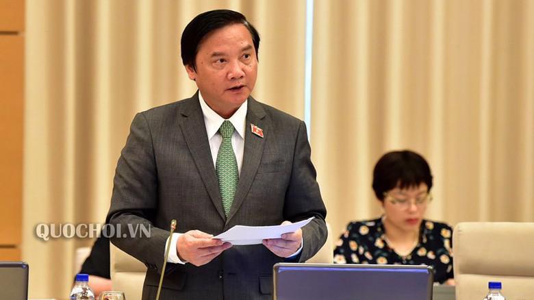 Chủ nhiệm Ủy ban Pháp luật Nguyễn Khắc Định trình bày báo cáo thẩm tra 