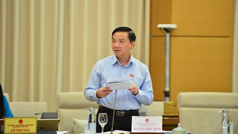 Chủ nhiệm Uỷ ban Pháp luật Nguyễn Khắc Định nêu quan điểm của cơ quan thẩm tra - Ảnh: QP