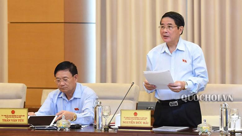 Chủ nhiệm Uỷ ban Tài chính - Ngân sách Nguyễn Đức Hải trình bày báo cáo thẩm tra