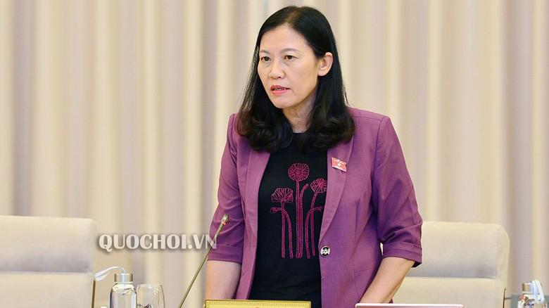 Chủ nhiệm Uỷ ban Tư pháp Lê Thị Nga phát biểu tại phiên họp.