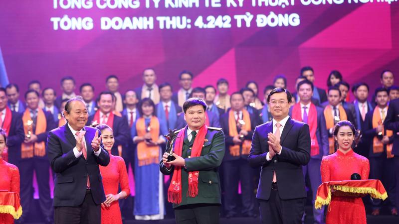 Lễ trao Giải thưởng Sao Đỏ - doanh nhân trẻ Việt Nam tiêu biểu 2017 được Hội Doanh nhân trẻ Việt Nam tổ chức tối 28/10 tại Hà Nội.
