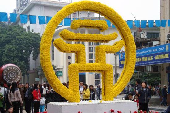 Một thiết kế cổng chào bằng hoa mang biểu tượng Hà Nội - Ảnh minh họa.