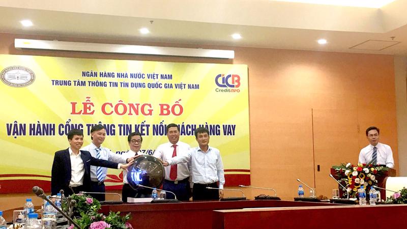 Phó Thống đốc Nguyễn Kim Anh ấn nút vận hành Cổng thông tin kết nối khách hàng vay.