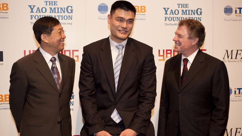 Jack Zhao, CEO của iTALK BB Global Communications (trái) chụp ảnh cùng cựu vận động viên bóng rổ Yao Ming và Peter Marzio, giám đốc của MFAH vào năm 2010 - Ảnh: Bảo tàng Mỹ thuật Houston.