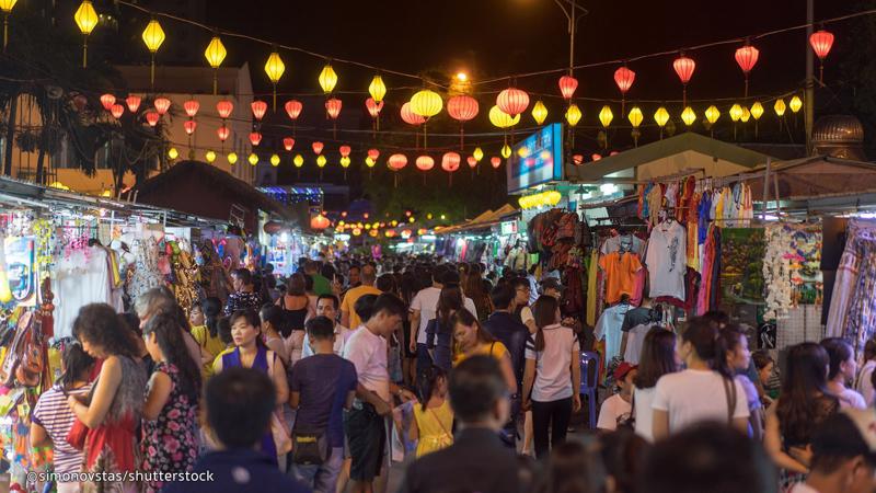 Không khí mua sắm tại chợ đêm Nha Trang luôn nhộn nhịp, song vẫn chưa thoả mãn nhu cầu của du khách. Nguồn ảnh: Shutterstock.