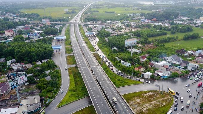 Dự án xây dựng một số đoạn đường bộ cao tốc trên tuyến Bắc - Nam phía Đông giai đoạn 2017 - 2020, gồm 11 dự án thành phần với tổng chiều dài 654km, đi qua địa phận 13 tỉnh.