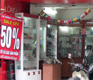 Tuy treo biển L’Oreal/Maybelline, nhưng theo L’Oreal Việt Nam, những cửa hàng này không hề bán hàng chính hãng.