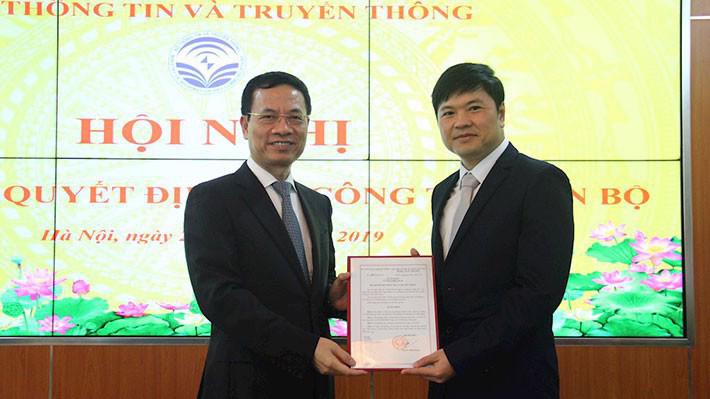 Bộ trưởng Nguyễn Mạnh Hùng trao quyết định bổ nhiệm chức vụ Cục trưởng Cục Viễn thông cho ông Hoàng Minh Cường.