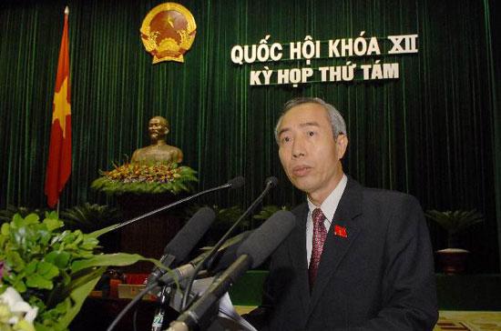 Chủ tịch Uỷ ban Trung ương Mặt trận Tổ quốc Việt Nam Huỳnh Đảm trình bày Báo cáo tổng hợp ý kiến, kiến nghị của cử tri tại kỳ họp Quốc hội thứ tám - Ảnh: TTXVN.