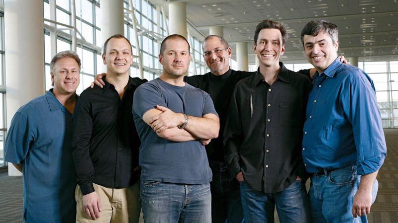 5 người đứng sau chiếc iPhone đầu tiên của Apple. Bức ảnh này được chụp ngay sau sự kiện ra mắt iPhone vào tháng 6/2007 - Ảnh: Redux.
