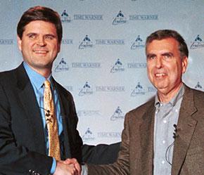 Chủ tịch kiêm Giám đốc điều hành AOL Steve Case (trái) và Chủ tịch kiêm Giám đốc điều hành Time Warner Gerald Levin trong buổi họp báo tại New York nhằm công bố thỏa thuận giữa AOL và Time Warner vào tháng 1/2000.