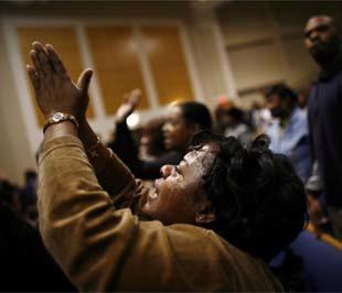 Một phụ nữ đang cầu nguyện cho tương lai ngành công nghiệp xe hơi Mỹ, trong một buổi lễ tổ chức tại Detroit (bang Michigan) - thủ phủ ngành công nghiệp xe hơi nước này - hồi tháng 12/2008 - Ảnh: Reuters. 