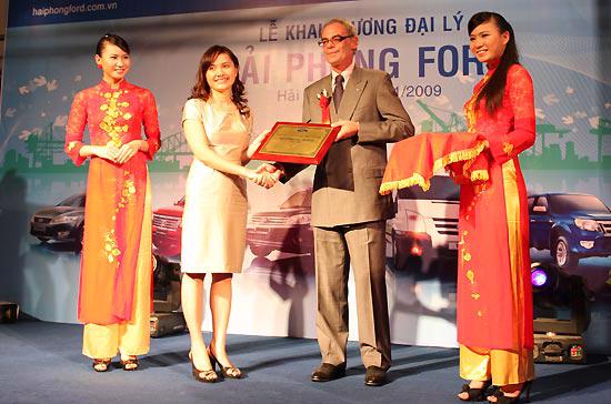 Tổng giám đốc Ford Việt Nam, ông Michael Pease, trao kỷ niệm chương cho đại diện Hải Phòng Ford - Ảnh: Đức Thọ.