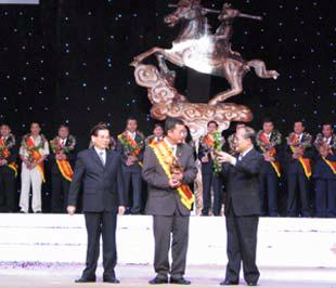 Chủ tịch nước Nguyễn Minh Triết và Phó thủ tướng Thường trực Nguyễn Sinh Hùng chúc mừng các doanh nhân tiêu biểu trong buổi lễ tôn vinh 100 doanh nhân Việt Nam tiêu biểu năm 2008 - Ảnh: Website Chính phủ.