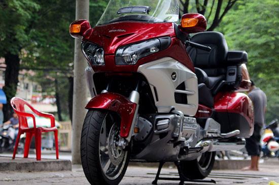 Đây là chiếc Honda Gold Wing 2012 đầu tiên trang bị hệ thống chống bó cứng phanh ABS về Việt Nam - Ảnh: Minh Nghi.