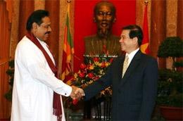 Chủ tịch nước Nguyễn Minh Triết đón Tổng thống Sri Lanka Mahinda Rajapaksa - Ảnh: TTXVN.