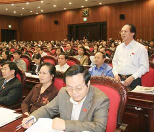 Đại biểu Quốc hội tỉnh Yên Bái Hoàng Thương Lượng chất vấn thành viên Chính phủ - Ảnh: TTXVN