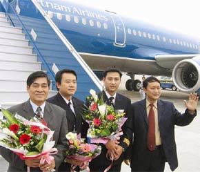 Chủ tịch Hội đồng Quản trị kiêm Tổng giám đốc Vietnam Airlines Nguyễn Sỹ Hưng (ngoài cùng bên phải) đón đoàn cán bộ tiếp nhận máy bay mới - Ảnh: TP.
