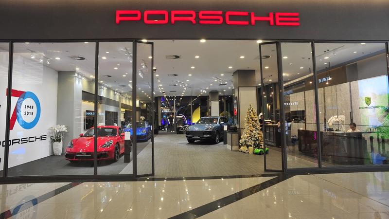 Không gian trưng bày tại khu vực phía đông Sài Gòn là một điểm đến mới dành cho những ai quan tâm và muốn sở hữu những dòng xe thể thao của Porsche.