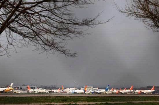 Bầu trời bên ngoài sân bay Gatwick, London (Anh) phủ một màu xám xịt - Ảnh: Getty.