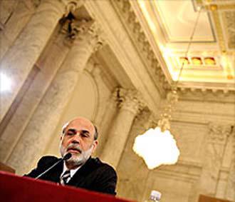 Phải chăng, bấy lâu nay người ta đã "thần thánh hóa" về FED. Trong ảnh là Chủ tịch FED Ben Bernanke - Ảnh: AP.