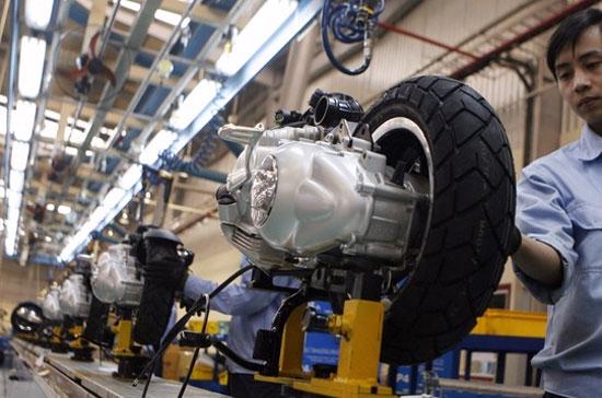 Công nhân làm việc tại nhà máy sản xuất xe máy của hãng Piaggio, đặt tại tỉnh Vĩnh Phúc. Theo ông Nguyễn Đức Kiên, cần có tư duy phát huy lợi thế so sánh của các tỉnh, các vùng trong cả nước - Ảnh: Reuters.