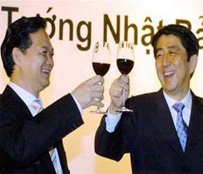 Thủ tướng Nguyễn Tấn Dũng và Thủ tướng Nhật Shinzo Abe nâng ly chúc mừng trong tiệc chiêu đãi của Chính phủ Việt Nam ngày 20/11 - Ảnh: AP.