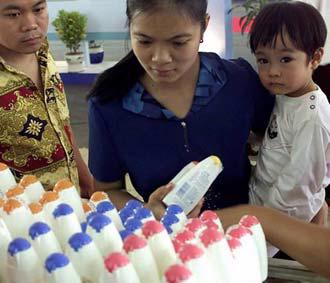 Thời giá cả tăng cao, người tiêu dùng không khỏi đắn đo trước những nhu yếu phẩm hàng ngày - Ảnh: Việt Tuấn.