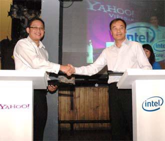 Đại diện của Yahoo Việt Nam và Intel tại lễ ký thỏa thuận hợp tác.