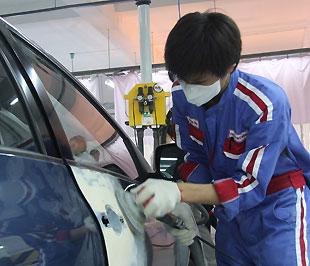 Toyota Mỹ Đình là đại lý đầu tiên của TMV tại khu vực phía Bắc cung cấp dịch vụ sửa chữa nhanh thân xe và sơn - Ảnh: Đức Thọ