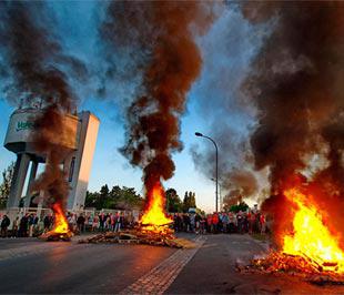 Công nhân nhà máy lốp xe ở Amiens, Pháp, biểu tình phản đối sa thải - Ảnh: New York Times/Getty Images.