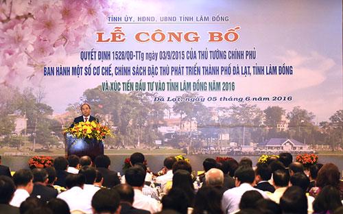 Thủ tướng Nguyễn Xuân Phúc dự lễ công bố quyết định về cơ chế đặc thù của Chính phủ đối với thu hút đầu tư của Đà Lạt, ngày 5/6.<br>