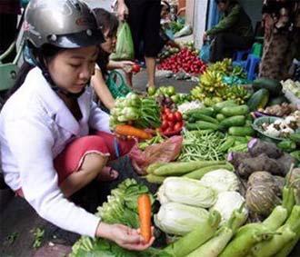 Người nghèo đi chợ mong tìm mua được thực phẩm vừa túi tiền trong cơn “bão giá” hiện nay.