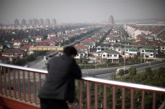 Hoa Tây giống như một đô thị hiện đại, hơn là một ngôi làng ở vùng nông thôn - Ảnh: Reuters.