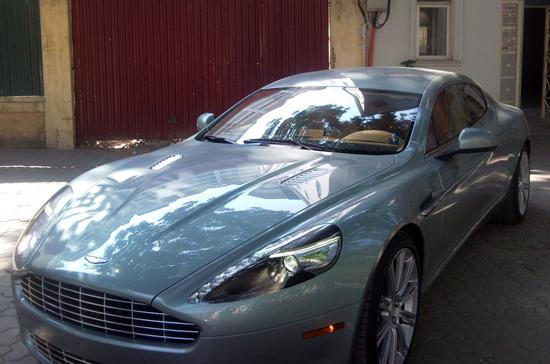 Aston Martin Rapide đầy cuốn hút mỗi khi xuất hiện trên đường phố - Ảnh: Otofun.