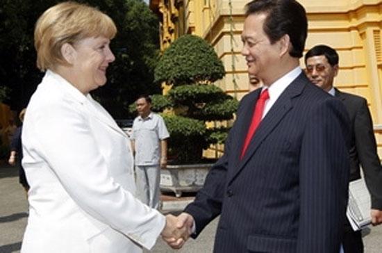Thủ tướng Nguyễn Tấn Dũng chào đón Thủ tướng Đức Angela Merkel - Ảnh: Đức Tám/TTXVN.