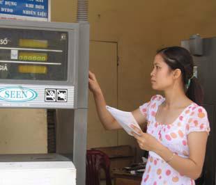 Nhân viên một trạm xăng tại Hà Nội điều chỉnh giá xăng bán lẻ sáng nay, 14/8 - Ảnh: Anh Quân.